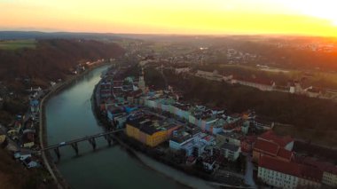 Burghausen, Bayern, Deutschland 'ın havadan görünüşü, günbatımında dünyanın en uzun şatosu, Salzach Nehri, Lindacher Bruecke, Historischer Stadtplatz, ve eski şehir. Büyüleyici Avrupa mücevheri. 
