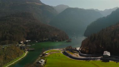 Deutschland, Bayern 'deki Luftaufnahme Schonau am Konigssee schifffahrt. Almanya, Bavyera 'daki elektrikli turist tekneleri ve rıhtımının güzel Schoenau am Koenigssee Gölü manzarası. Gezinti gemisi. 