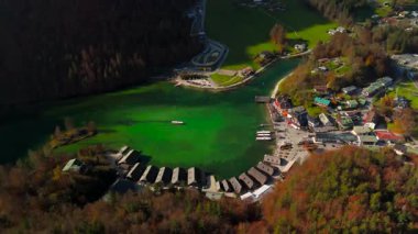 Deutschland, Bayern 'deki Luftaufnahme Schonau am Konigssee schifffahrt. Almanya, Bavyera 'daki elektrikli turist tekneleri ve rıhtımının güzel Schoenau am Koenigssee Gölü manzarası. Gezinti gemisi. 