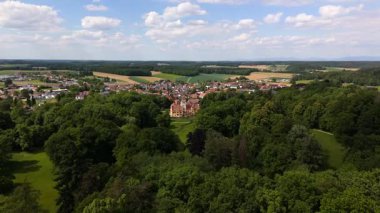 Luftbild Schlosses und Wassergrabens liegt im Sueden Gemeinde Schoenau Rottal, Niederbayern, Deutschland. Niederbayerischen Landkreis Rottal-Inn. Şatonun ve göletin havadan görünüşü Wasserschloss Schonau. 