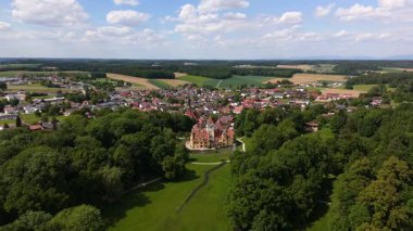 Luftbild Schlosses und Wassergrabens liegt im Sueden Gemeinde Schoenau Rottal, Niederbayern, Deutschland. Niederbayerischen Landkreis Rottal-Inn. Şatonun ve göletin havadan görünüşü Wasserschloss Schonau. 