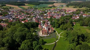 Luftbild Schlosses und Wassergrabens liegt im Sueden Gemeinde Schoenau Rottal, Niederbayern, Deutschland. Niederbayerischen Landkreis Rottal-Inn. Şatonun ve göletin havadan görünüşü Wasserschloss Schonau. 