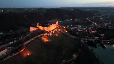 Burghausen Şatosu, Yukarı Bavyera 'daki Burghausen Kalesi, batı tarafından gece görüşü ile aydınlatılan, dünyanın en uzun hava üssüdür. Burghausen Kalesi Palas, Almanya Woehrsee Gölü. 