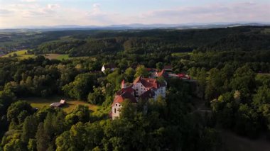 Luftaufnahme von Schloss Ortenburg, Alt-Ortenburg, Vorderschloss in Niederbayern, Deutschland Historische Hoehenburg mit Museum, Schlossgarten, Wildpark und Blick auf die bayerische Landschaft. 