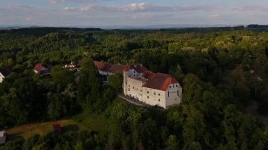 Schloss Ortenburg 'un insansız hava aracı videosu, Güney Almanya' da Ortaçağ Hoehenburg. Wildpark, konser alanı ve kale müzesi. Luftaufnahme Schloss Ortenburg, Alt-Ortenburg, Vorderschloss Ortenburg. 