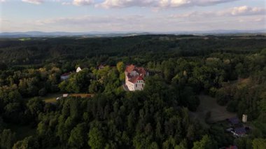 Luftaufnahme Schloss Ortenburg, Alt-Ortenburg, Vorderschloss in Marktes Ortenburg im Landkreis Passau, Niederbayern, Deutschland. Drohnenvideo Rönesans-Hoehenburg mit gut erhaltener Architektur