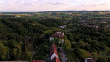 Aşağı Bavyera 'daki Ortenburg Kalesi' ndeki İHA görüntüleri Alt-Ortenburg ve Vorderschloss 'u gösteriyor. Rönesans mimarisi, kale bahçesi. Luftaufnahme Schloss Ortenburg, Marktes Ortenburg, Deutschland. 