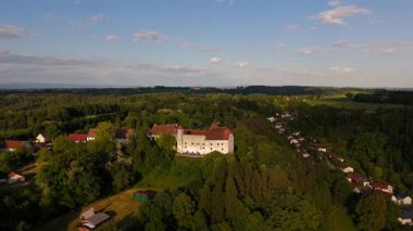 Luftaufnahme Schloss Ortenburg, Alt-Ortenburg, Vorderschloss in Marktes Ortenburg im Landkreis Passau, Niederbayern, Deutschland. Almanya, Bavyera 'daki Schloss Ortenburg' un hava manzarası. Tepe Şatosu