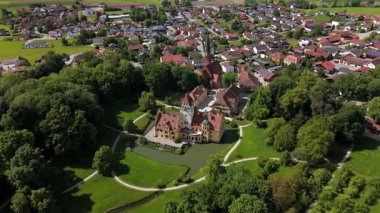 Luftbild Schlosses und Wassergrabens liegt im Sueden Gemeinde Schoenau Rottal, Niederbayern, Deutschland. Niederbayerischen Landkreis Rottal-Inn. Şatonun ve göletin havadan görünüşü Wasserschloss Schonau. 