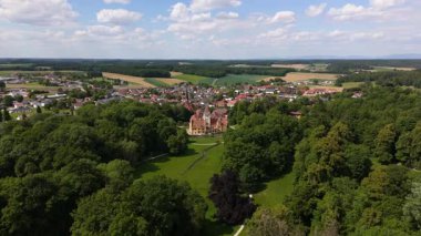 Luftbild Schlosses und Wassergrabens liegt im Sueden Gemeinde Schoenau Rottal, Niederbayern, Deutschland. Niederbayerischen Landkreis Rottal-Inn. Şatonun ve göletin havadan görünüşü Wasserschloss Schonau. 