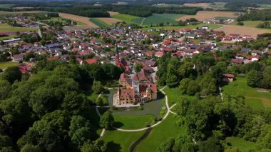 Luftbild Schlosses und Wassergrabens liegt im Sueden Gemeinde Schoenau Rottal, Niederbayern, Deutschland. Niederbayerischen Landkreis Rottal-Inn. Şatonun ve göletin havadan görünüşü Wasserschloss Schonau. 