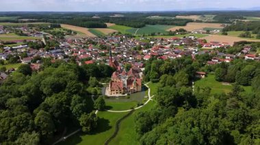 Luftbild Schlosses und Wassergrabens liegt im Sueden Gemeinde Schoenau Rottal, Niederbayern, Deutschland. Niederbayerischen Landkreis Rottal-Inn. Şatonun ve göletin havadan görünüşü Wasserschloss Schonau. 