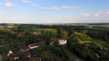 Luftaufnahme Schloss Ortenburg, Alt-Ortenburg, Vorderschloss in Marktes Ortenburg im Landkreis Passau, Niederbayern, Deutschland. Drohnenvideo Rönesans-Hoehenburg mit gut erhaltener Architektur