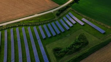 Almanya 'nın Bavyera kentindeki kırsal bir güneş enerjisi santralinin hava görüntüsü. Temiz elektrik, yeşil teknoloji, gelecekteki enerji ve tarımda çevresel sürdürülebilirlik