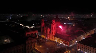 Münih, Almanya 'nın Odeonplatz şehrinde gece yarısı havai fişek ve havai fişek gösterisi. Feldherrnhalle ve Theatinerkirche selamlar. Silvester Feuerwerk süper Munchen Luftaufnahme. 