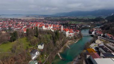 Bavyera 'daki Fuessen Ortaçağ Mücevheri' nde Hohes Schloss, St. Mang Kilisesi ve büyüleyici kaldırım taşı caddeleri bulunur. Bahar renkleri ve manzaralı dağ manzarası mükemmel bir seyahat noktası olur.. 