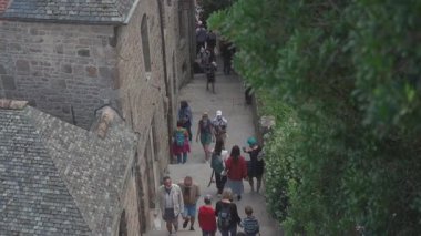 2 Ağustos 2021, Fransa, Normandiya, Abbaye du Mont-Saint-Michel. Fransa, Normandiya 'daki kalenin içinde. Kalabalıkların tarihi duvarları, taş yolları ve gotik cazibeyi keşfettiği popüler bir turizm merkezi.. 