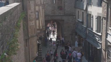 2 Ağustos 2021, Fransa, Normandiya, Abbaye du Mont-Saint-Michel. Mont-Saint-Michel Abbey, Normandiya 'nın iç avlusu. Turistler, Fransa 'nın bu kalabalık simgesindeki kale duvarları içindeki tarihi boşluğu doldurdu.