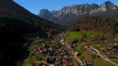 Pfarrkirche St. Sebastian ist eine romisch-katholische Kirche in Ramsau bei Berchtesgaden, Deutschland, Bayern Luftaufnahme. Almanya 'da Alpler' in geçmişine sahip küçük bir kilisenin hava manzarası.. 