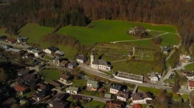 Pfarrkirche St. Sebastian ist eine romisch-katholische Kirche in Ramsau bei Berchtesgaden, Deutschland, Bayern Luftaufnahme. Almanya 'da Alpler' in geçmişine sahip küçük bir kilisenin hava manzarası.. 