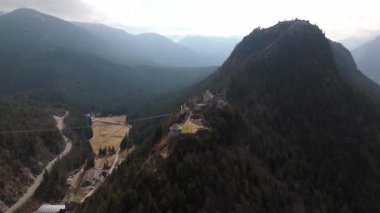 Highline179 köprüsünün ve Reutte yakınlarındaki Ehrenberg Kalesi 'nin insansız hava aracı görüntüsü, Tyrol. Lechtal Alpleri arasında tarihi kaleler var, yaya asma köprüsü muhteşem bir dağ geçişi sunuyor.. 