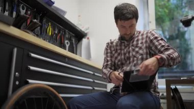 Bisiklet tamiratı ve bakım atölyesi sahibi evrak işleriyle uğraşır, müşteri için evrak doldurur, teftiş, teknik teftiş. Teknisyen bisiklet servisi belgelerini kontrol eder ve tamamlar. 