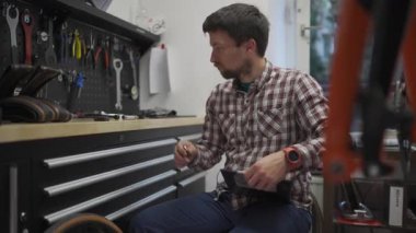 Bisiklet tamiratı ve bakım atölyesi sahibi evrak işleriyle uğraşır, müşteri için evrak doldurur, teftiş, teknik teftiş. Teknisyen bisiklet servisi belgelerini kontrol eder ve tamamlar. 