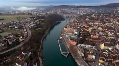 Schaffhausen manzaralı, Rhine River 'daki büyüleyici İsviçre kasabası. Tarihi eski kasaba, Munot Kalesi ve güneşli bir sabahta ufuk çizgisi ile güzel bir şekilde harmanlanmış güzel bir sahil kenti. Luftansicht von Rhein