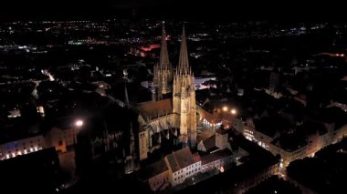 Der Dom St. Peter zu Regensburg, Regensburger Dom Deutschland, Luftansicht in der Nacht. Regensburg, Almanya 'daki Dünya Mirası St. Peters Katedrali, karanlık gökyüzü manzaralı. Avrupa gezisi temalı. şehir simgesi. 