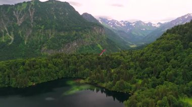 Almanya, Bavyera 'da Freibergsee ve Heini-Klopfer- Schkiflugschanze' nin insansız hava aracı görüşleri. Dağlar ve ormanlarla çevrili bu el değmemiş göl ve ünlü kayakla atlama alanı havadan görülebilir. Oberstdorf. 