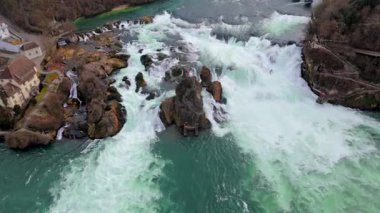 Neuhausen am Rheinfall Schaffhausen ve Laufen-Uhwiesen Zürih Kantonu arasındaki İsviçre 'deki Avrupa' nın en güçlü şelalelerinden biri olan Rheinfall 'un hava manzarası. Seyahat görüntüleri için mükemmel.. 