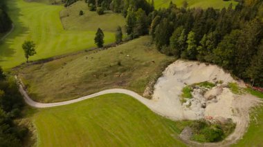 Lenggries, Almanya 'da sakin bir kırsal alanın tepeden tırnağa manzarası otlaktaki inekler, orman kenarı ve kum ve taş madenciliği için küçük bir taş ocağı. Tepeleri ve tarlaları olan tipik Bavyera kırsalları. 