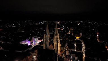 Regensburg Katedrali ya da St. Peters Katedrali Almanya 'nın Regensburg şehrinin en önemli kilisesi. Hava gece görüşü bu ikonik yapının çarpıcı mimarisini vurguluyor. Regensburger Dom. 