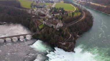 Schloss Laufen am Rheinfall, Schaffhausen, Schweiz Luftaufnahme im Fruehling. Laufen Şatosu, İsviçre kantonu Zürih 'te Rhine Şelalesi, baharda İsviçre hava manzarası. Yer imi ve çekim noktası. 