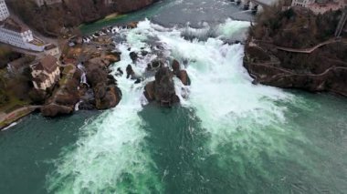 Neuhausen am Rheinfall Schaffhausen ve Laufen-Uhwiesen Zürih Kantonu arasındaki İsviçre 'deki Avrupa' nın en güçlü şelalelerinden biri olan Rheinfall 'un hava manzarası. Seyahat görüntüleri için mükemmel.. 