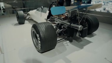 20 Nisan 2022. Münih, Almanya. Nadir bulunan BMW Formula 2 yarış arabası, Münih 'teki BMW Müzesi' nde sergilenen modern bir sergide, zarif aerodinamik tasarımı ve yarış tarihi ile dikkatleri üzerine çekiyor.. 