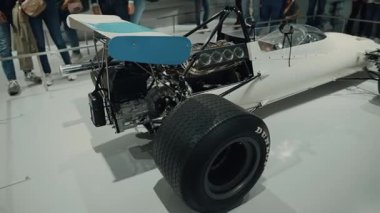 20 Nisan 2022. Münih, Almanya. Ziyaretçiler, Münih 'teki BMW Müzesi' ni keşfediyor ve burada ikonik Brabham BT36 Formula 2 arabası yarışlarda ve performanslarda BMW 'nin güçlü mirasını temsil ediyor.. 