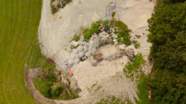 Lenggries, Bavyera 'nın manzaralı havası, içinde inek otlakları, küçük bir maden sahası, kırsal yollar ve orman tepeleri bulunuyor. Doğal güzellik ve geleneksel toprak kullanımı yukarıdan. 