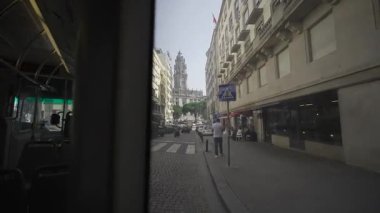 2 Ağustos 2023 Porto, Portekiz. Portekiz, Porto 'da bir halk otobüsünde gerçek zamanlı yaz gezisi. Video, şehir merkezinde gün ışığı, şehir sokakları ve otantik yerel taşımacılığı gösteriyor.