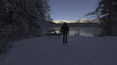 Winterliche Wanderung rund um den Eibsee bei Garmisch-Partenkirchen, Almanya. Idyllische Landschaft, verschneiter Weg, klare Luft und beeindruckende Ausblicke auf Berge und See. Eibsee döngü izi