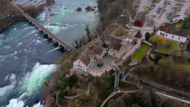 Schloss Laufen am Rheinfall, Schaffhausen, Schweiz Luftaufnahme im Fruehling. Laufen Şatosu, İsviçre kantonu Zürih 'te Rhine Şelalesi, baharda İsviçre hava manzarası. Yer imi ve çekim noktası. 