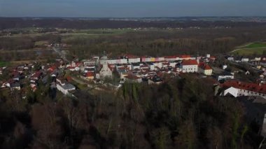 Luftaufnahme von Burg Tittmoning, Stadtmauer, Stiftskirche St. Laurentius und der historischen Altstadt, Bayern, Deutschland. Fruehlingslandschaft nahe der Grenze zu Oesterreich