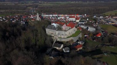 Panoramablick auf Tittmoning mit Burg, Allerheiligenkirche und Altstadt im Landkreis Traunstein. Tarihçi Ort an der Salzach, davacı Bayern, im Fruehling. 