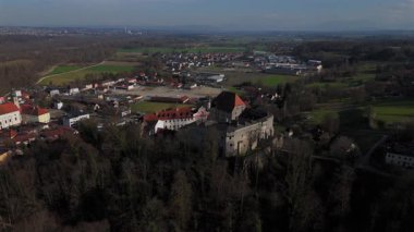 Burg Tittmoning, St. Laurentius Kilisesi ve Tittmoning, Bavyera, Almanya 'da ortaçağ şehir duvarına sahip tarihi şehir manzarası. Mavi gökyüzü ve yeşil tarlaları olan bahar manzarası. 