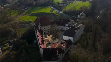 Tittmoning Kalesi 'nin havadan görünüşü, Almanya' nın Bavyera eyaletinde yer alan tarihi ortaçağ kalesi. Manzaralar, taş duvarlar, kültürel miras alanı. Luftaufnahme Burg Tittmoning. 
