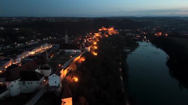 Burghausen Kalesi, Burghausen Burghausen, Bavyera, Almanya. Woehrsee Gölü 'nün yukarısından yakalanan dünyanın en uzun şatosu tarihi şehrin ufuk çizgisine karşı aydınlandı.. 