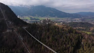 Highline179 'un insansız hava aracı görüntüsü, Avusturya' da rekor düzeyde yaya köprüsü. Alplerdeki tarihi kaleler arasında uzanan derin vadi. Bahar manzarası. Burg Ehrenberg, Reutte in Tirol, Oesterreich. 