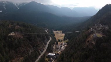 Luftaufnahme Highline179 bei Reutte, Tirol, Oesterreich. Haengebruecke zwischen Burgruine Ehrenberg ve Fort Claudia. Tarihsel Vurgulamalar ve Beliebte Sehenswuerdigkeit in Lechtaler Alpen. 