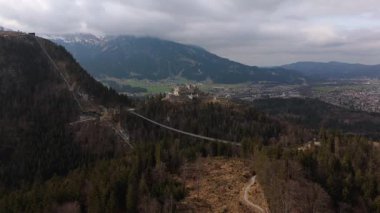 Highline179 'un insansız hava aracı görüntüsü, Avusturya' da rekor düzeyde yaya köprüsü. Alplerdeki tarihi kaleler arasında uzanan derin vadi. Bahar manzarası. Burg Ehrenberg, Reutte in Tirol, Oesterreich. 