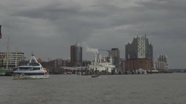 Elbe Nehri 'ndeki ikonik Elbphilharmonie ile Hamburg limanını keşfedin. Feribot ve kargo gemilerine bakın, tarihi Speicherstadt 'ı keşfedin ve Almanya' nın en büyük liman şehrindeki çarpıcı liman manzarasının tadını çıkarın.. 